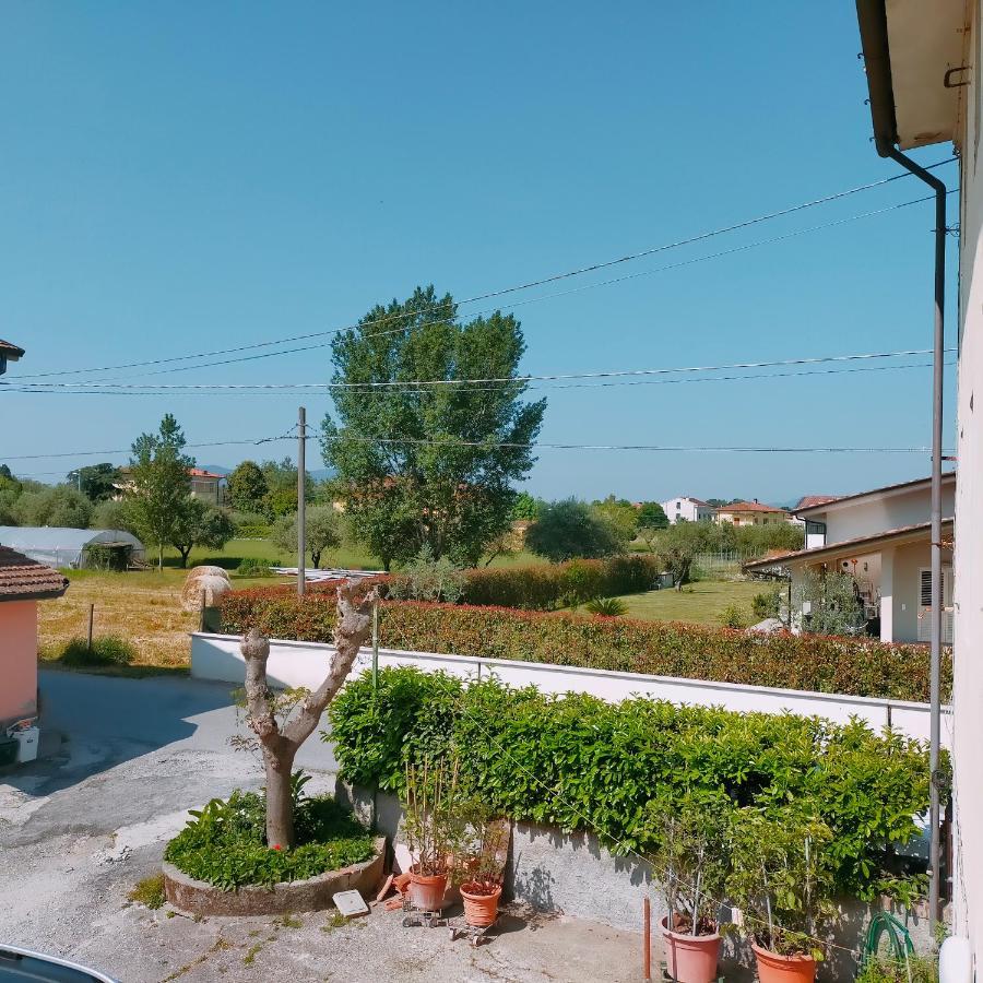 Agreable Maison En Triplex Avec Cours Interieure En Campagne Lucca Bagian luar foto